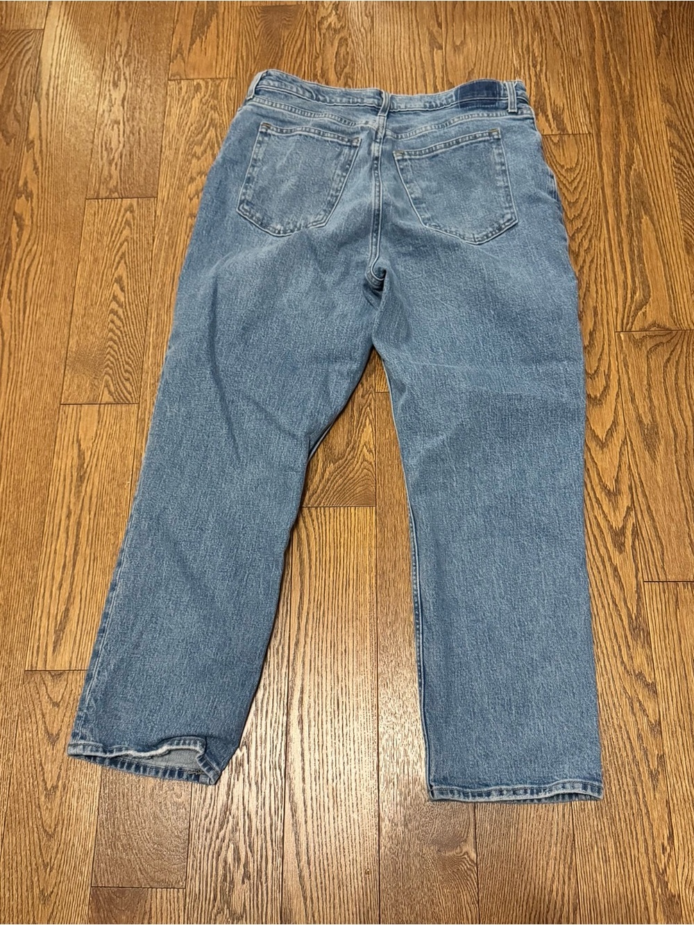 Women’s A&F Curve Love Straight High Rise Jeans in Medium Blue Wash - Picture 3 of 4
